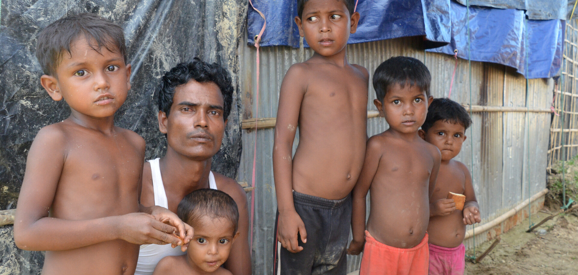 Sajed mit seinen fünf Kindern. Die Mutter hat die Familie bei den Auseinandersetzungen in Myanmar verloren. Sajed mit seinen fünf Kindern. Die Mutter hat die Familie bei den Auseinandersetzungen in Myanmar verloren.