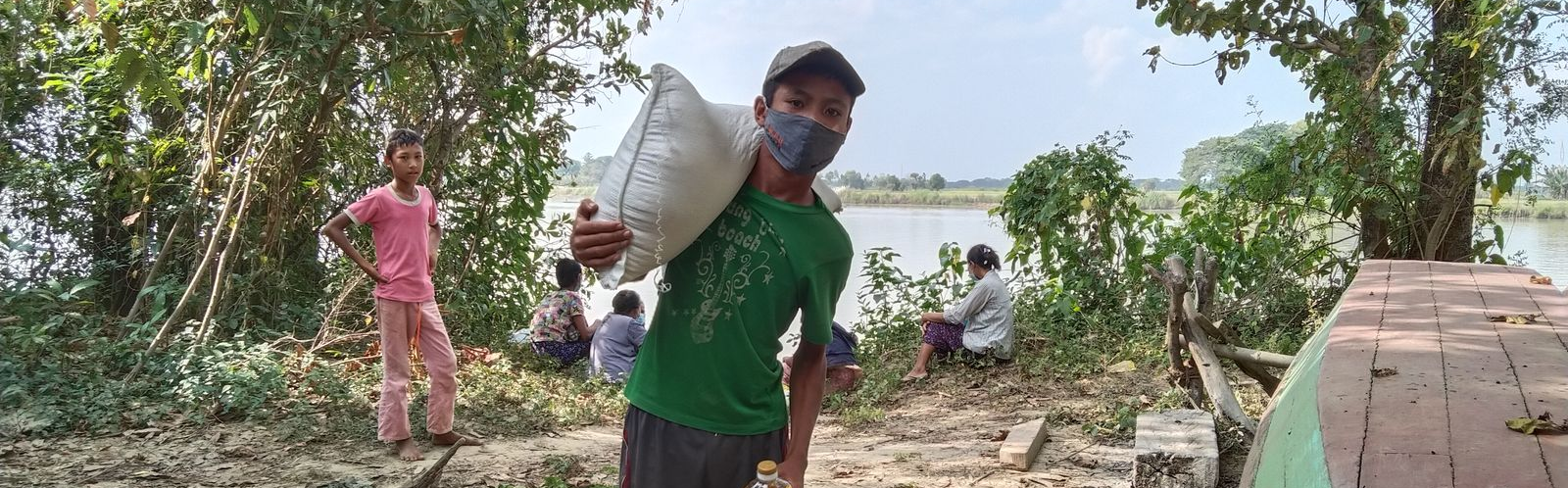 Kind mit Hilfsgütern in Myanmar