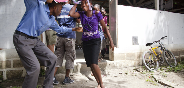 In Haiti üben Schüler:innen das richtige Verhalten bei einer Naturkatastrophe In Haiti üben Schüler:innen das richtige Verhalten bei einer Naturkatastrophe