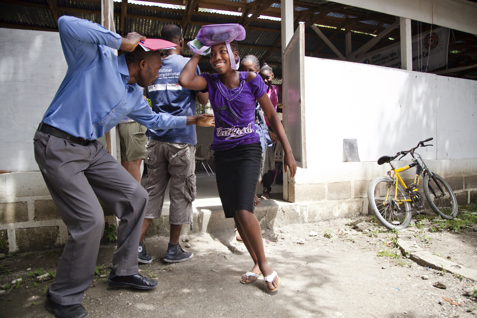 In Haiti üben Schüler:innen das richtige Verhalten bei einer Naturkatastrophe