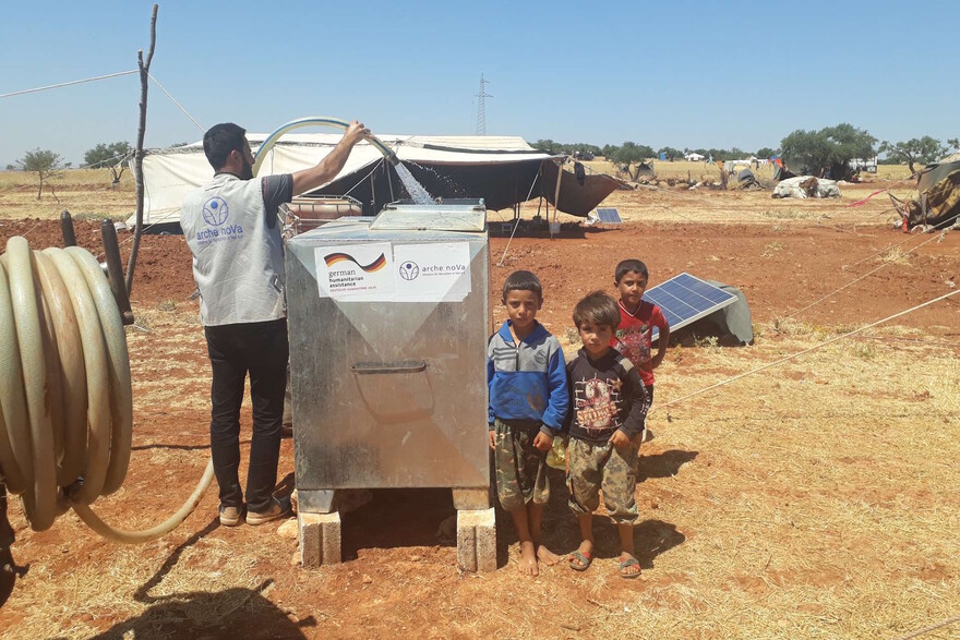 Trinkwassertank in einem Flüchtlingscamp in Syrien wir gefüllt.