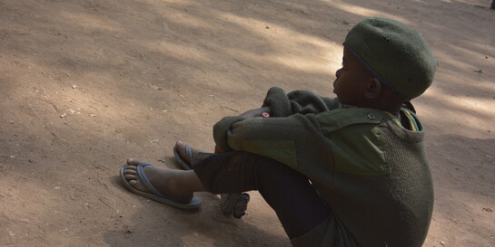 Ein Junge, der als Kindersoldat im Südsudan rekrutiert wurde