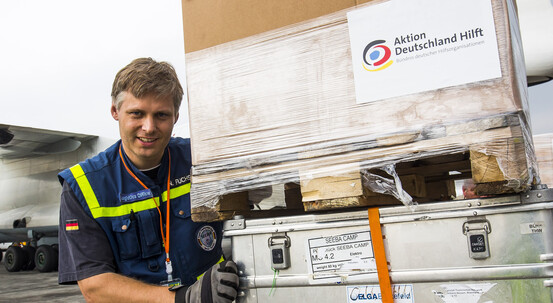 Nach dem schweren Erdbeben in Nepal laden Helfer in Kathmandu die Hilfsgüter aus dem Flugzeug aus. 