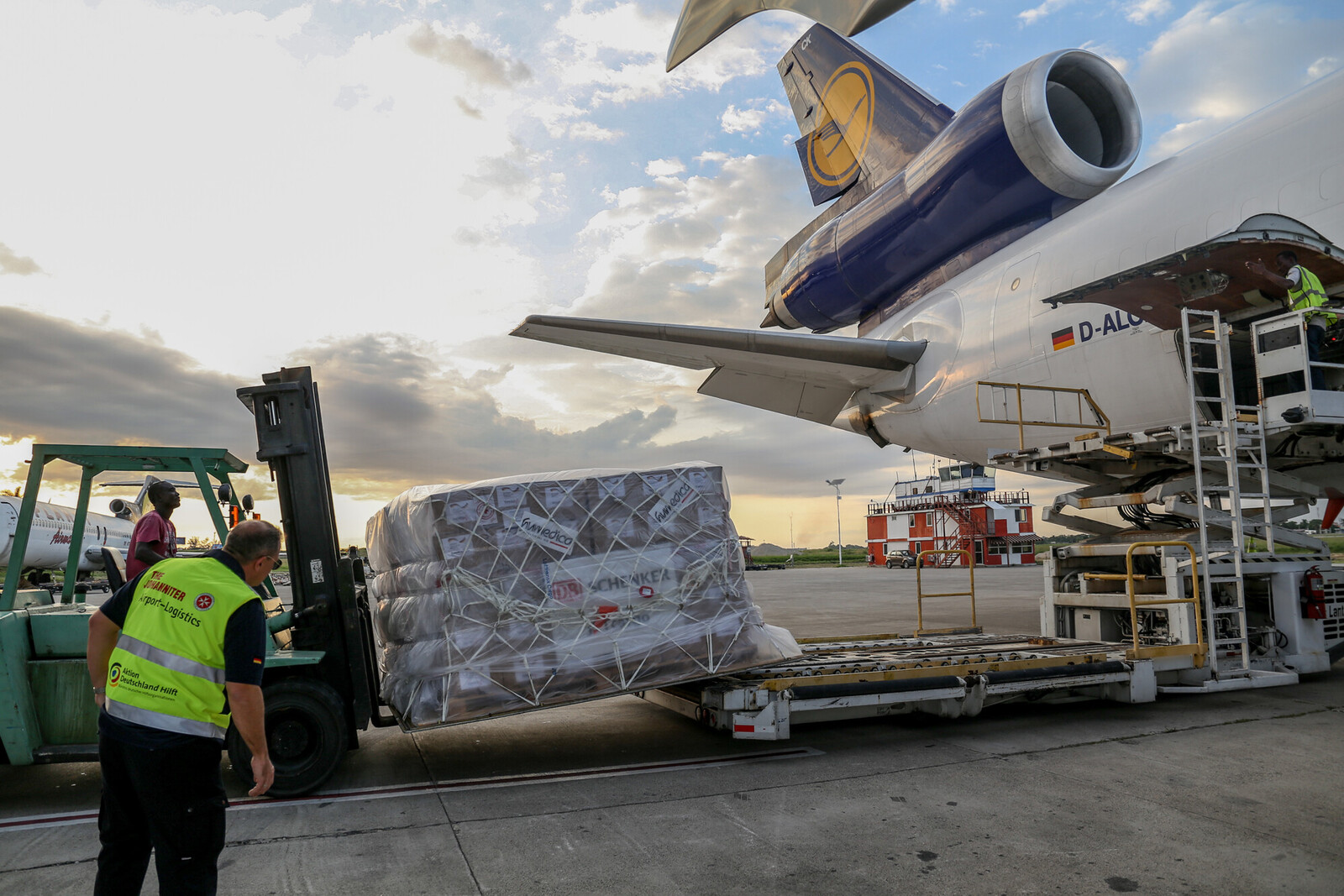 Katastrophenhilfe: Ein Flugzeug wird mit Hilfsgütern beladen