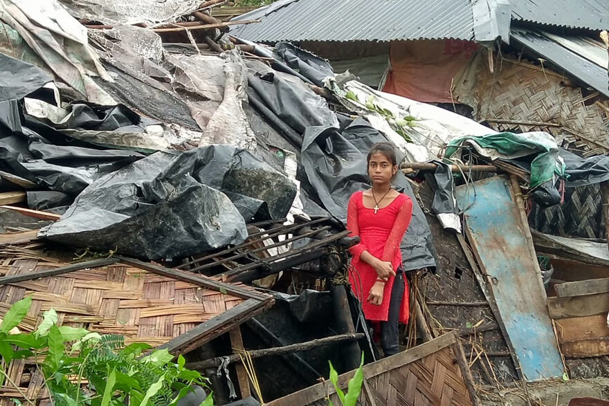 Nach dem Wirbelsturm: ein Kind vor zerstörten Häusern in Indien