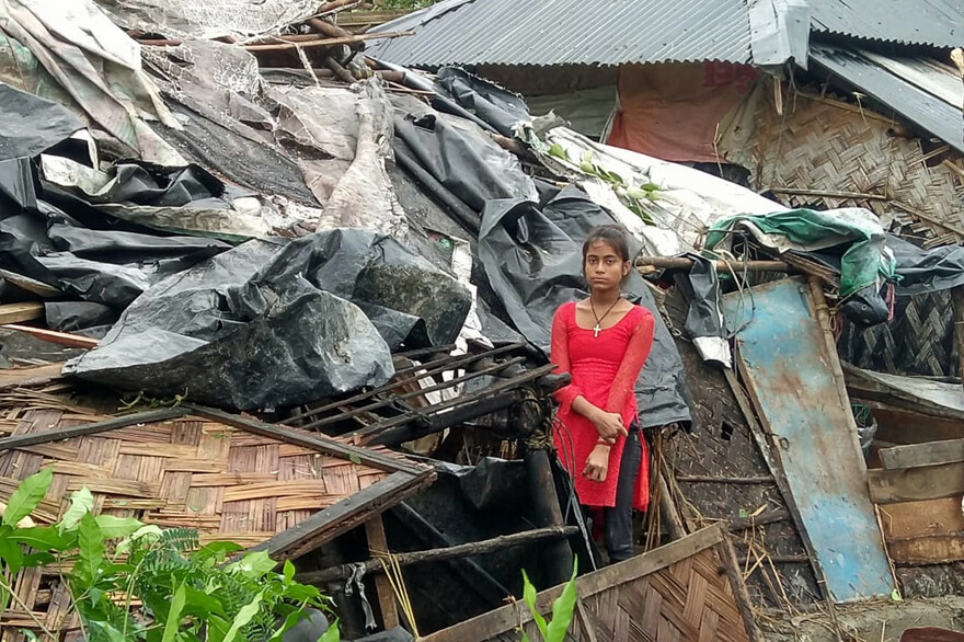 Nach dem Wirbelsturm: ein Kind vor zerstörten Häusern in Indien