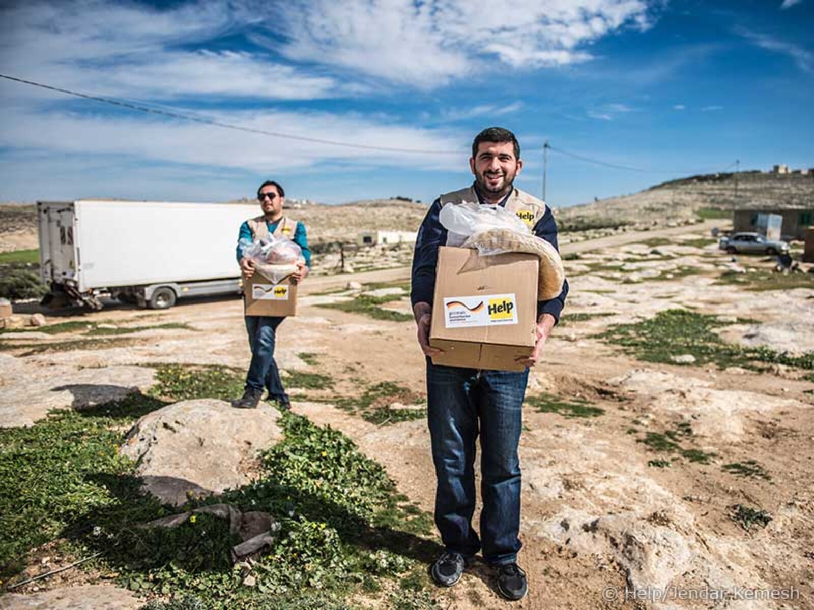 Help – Hilfe zur Selbsthilfe liefert gemeinsam mit einer lokalen Partnerorganisation Nahrungsmittel-Pakete mit Nudeln, Bohnen, Linsen, Reis, Öl und Tee in die Bezirke Zarqa, Mafraq, Azraq, Amman und Madaba