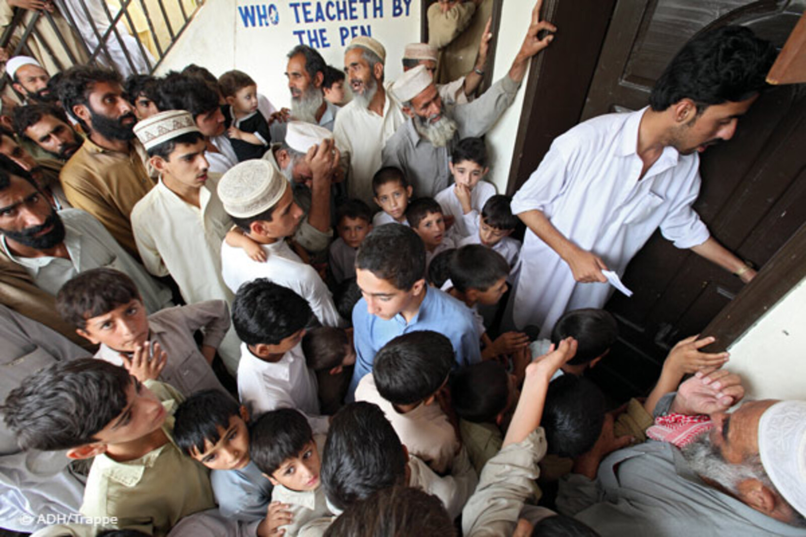 016pakistan-trappe-klink1 Flut Pakistan: Patienten und ein Arzt
