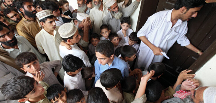 Flut Pakistan: Patienten und ein Arzt