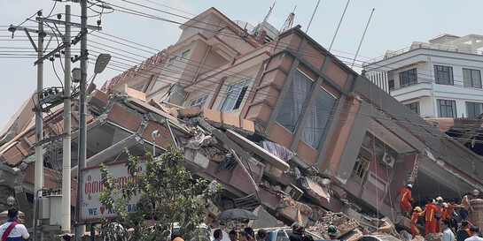 Ein eingestürztes Haus in Myanmar