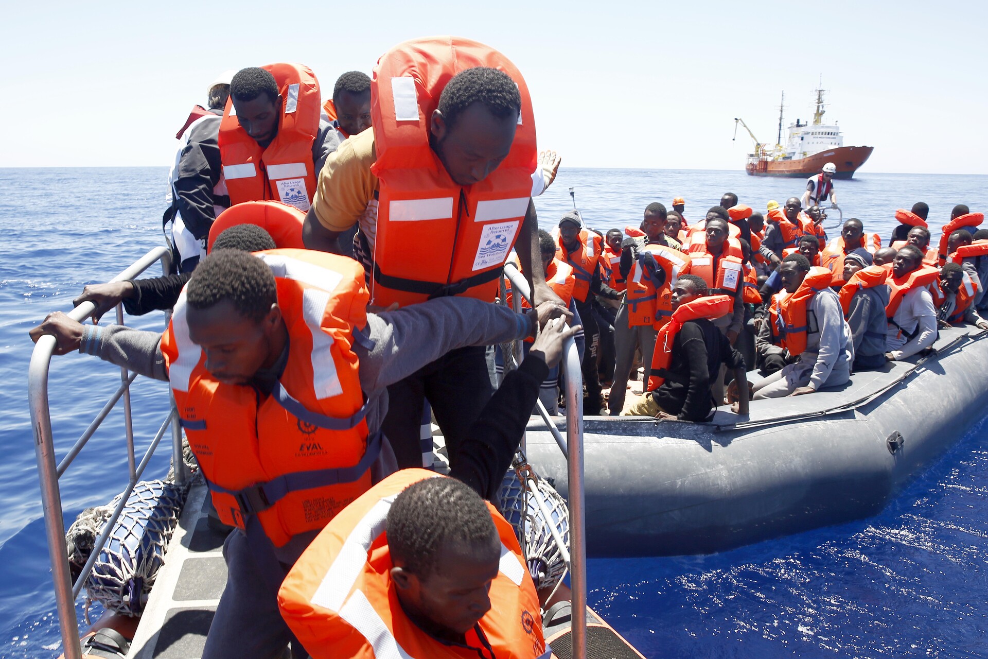 Ein Schlauchboot auf dem Mittelmeer gerät in Seenot. Die Flüchtlinge haben Glück, dass sie von der SOS Méditerranée gerettet werden. Ein Schlauchboot auf dem Mittelmeer gerät in Seenot. Die Flüchtlinge haben Glück, dass sie von der SOS Méditerranée gerettet werden.