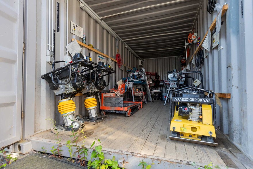 Geräte für den Hausbau in einem Container des Werkzeugverleihs von Habitat for Humaniy in Dernau, Ahrtal