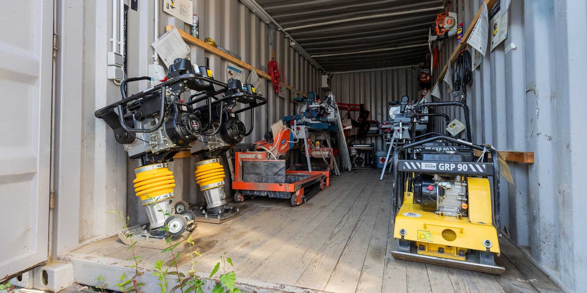 Geräte für den Hausbau in einem Container des Werkzeugverleihs von Habitat for Humaniy in Dernau, Ahrtal