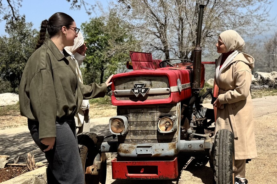 Im Libanon stehen Frauen neben einem Traktor