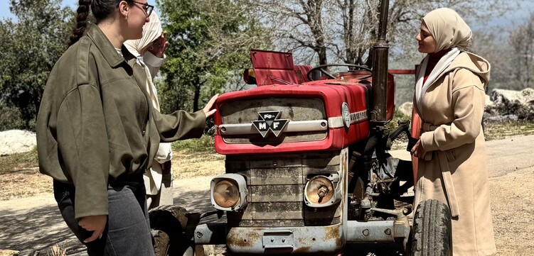 Im Libanon stehen Frauen neben einem Traktor