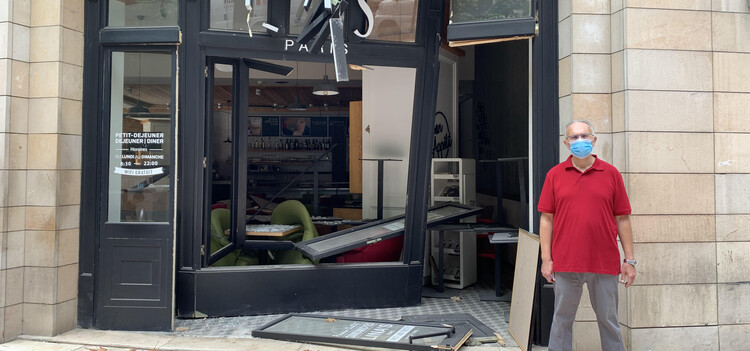 Ein Mann vor einem beschädigten Haus in Beirut, Libanon Ein Mann vor einem beschädigten Haus in Beirut, Libanon