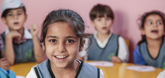Die Hilfsorganisationen in den Nachbarländern von Syrien sorgt dafür, dass Kinder wieder zur Schule gehen können.