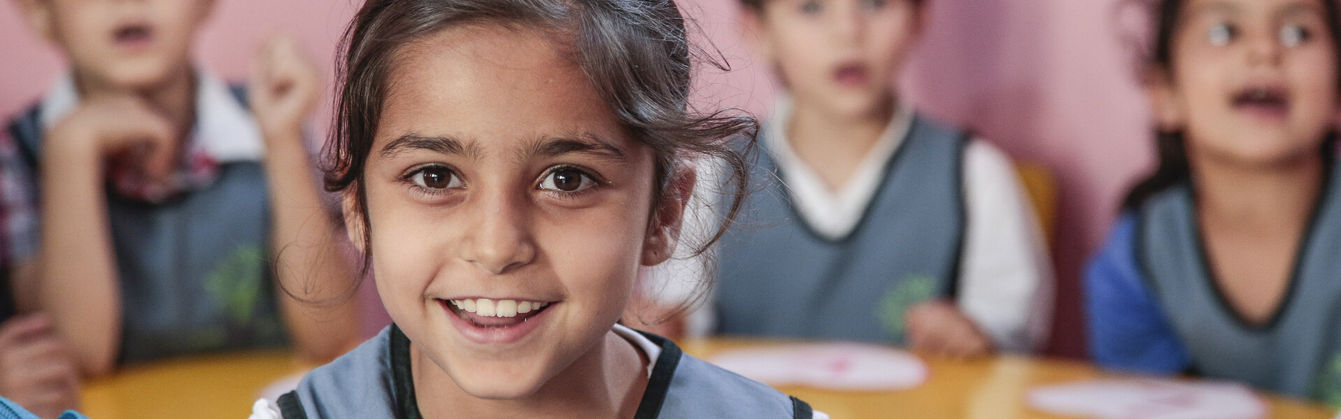 Die Hilfsorganisationen in den Nachbarländern von Syrien sorgt dafür, dass Kinder wieder zur Schule gehen können.
