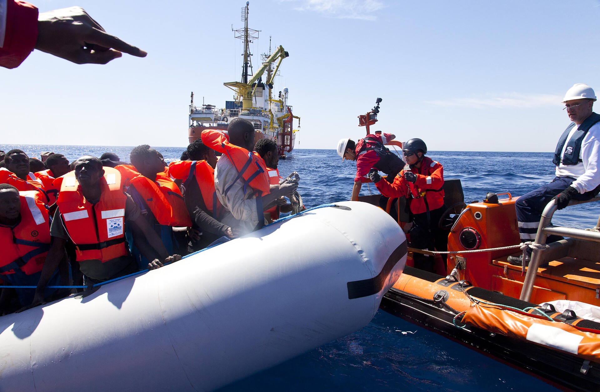 Boote sammeln Flüchtlinge auf dem Mittelmeer ein.