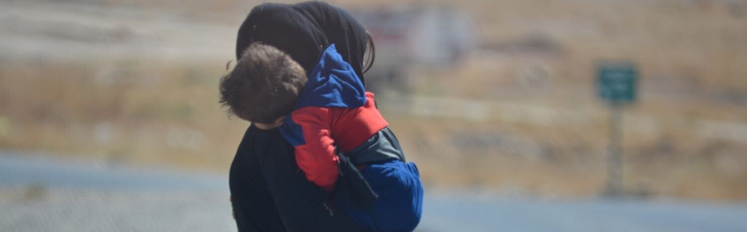 Eine Mutter mit Kind im Lager für Binnenvertriebene in Syrien