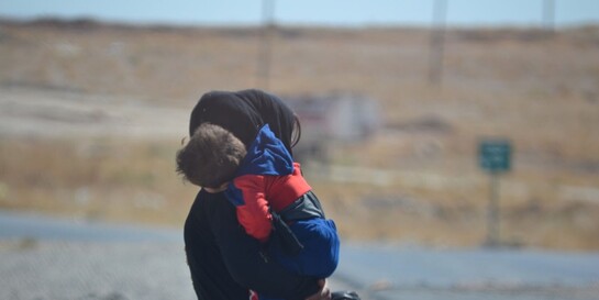 Eine Mutter mit Kind im Lager für Binnenvertriebene in Syrien