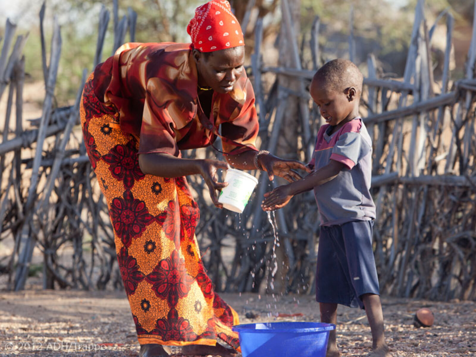 Vor dem Essen werden die Hände gewaschen – auch in Afrika.