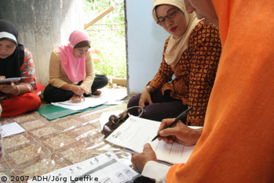 Tsunami-Hilfe Indonesien: ehrenamtliche Hebammen bei der Ausbildung
