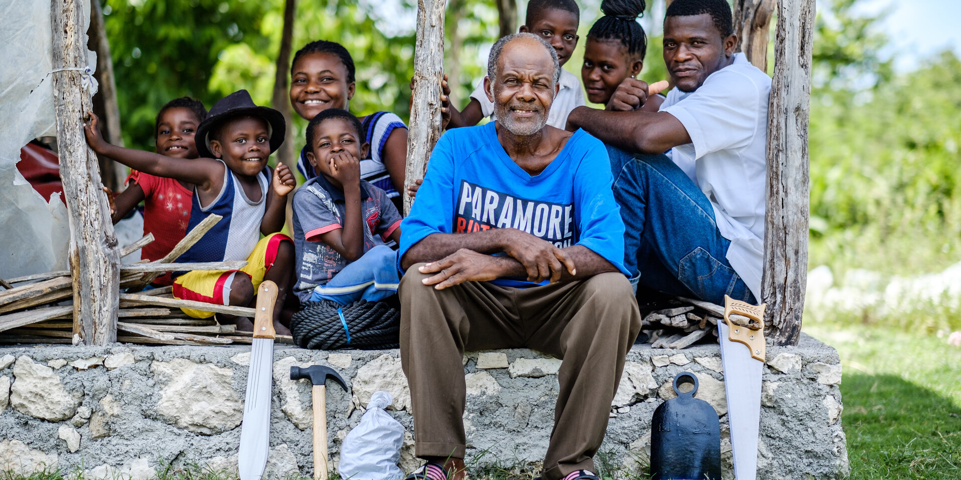 Prenord Raymond mit seiner Familie vor seinem Holzhaus in Haiti Prenord Raymond mit seiner Familie vor seinem Holzhaus in Haiti