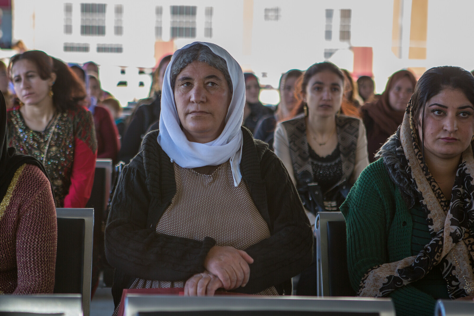 Irakische Frauen hören einer Veranstaltung zu