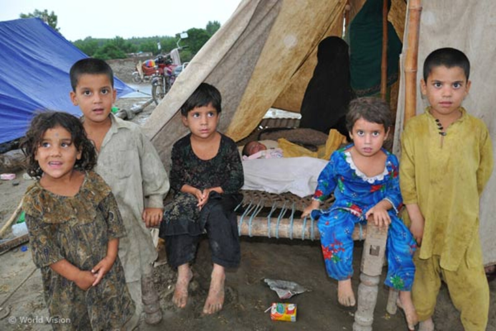 kinderimzelt2 Flut Pakistan: Kinder in einem Zelt