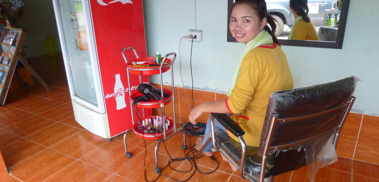 Kimdavanh Silikhom in ihrem kleinen Friseursalon Kimdavanh Silikhom in ihrem kleinen Friseursalon