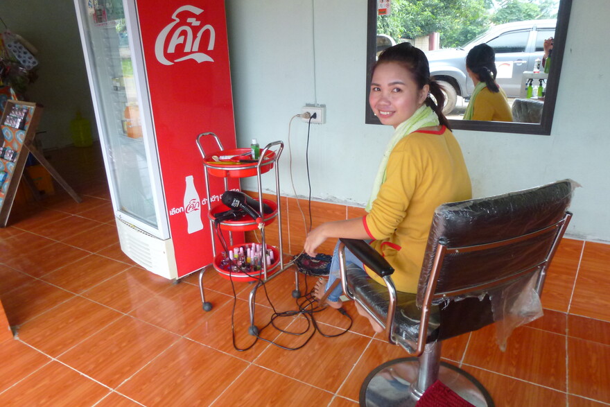 Kimdavanh Silikhom in ihrem kleinen Friseursalon Kimdavanh Silikhom in ihrem kleinen Friseursalon