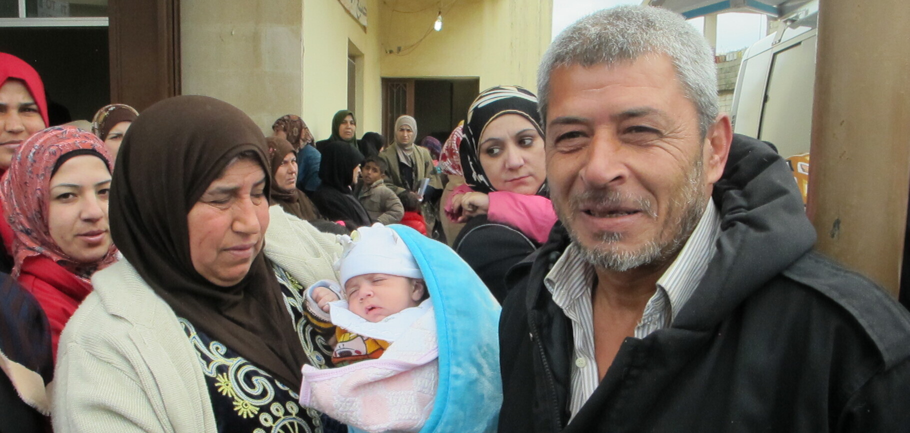 Im Libanon steht eine Familie mit Mann, Frau und Baby. Es ist eine Flüchtlingsfamilie. Im Libanon steht eine Familie mit Mann, Frau und Baby. Es ist eine Flüchtlingsfamilie.