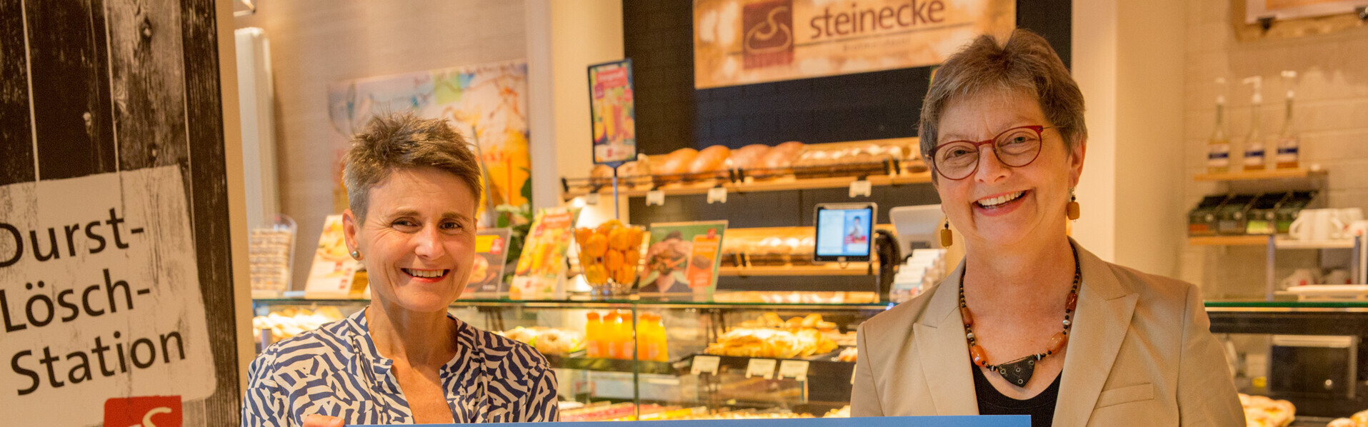 Katrin Steinecke und Manuela Roßbach, geschäftsführender Vorstand von Aktion Deutschland Hilft, bei einer Scheckübergabe der Brotmeisterei Steinecke