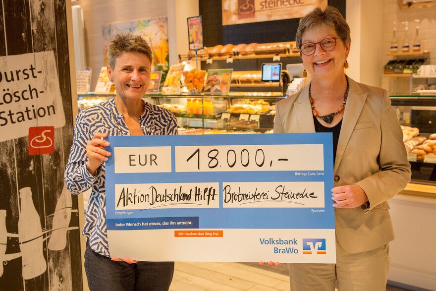 Katrin Steinecke und Manuela Roßbach, geschäftsführender Vorstand von Aktion Deutschland Hilft, bei einer Scheckübergabe der Brotmeisterei Steinecke Katrin Steinecke und Manuela Roßbach, geschäftsführender Vorstand von Aktion Deutschland Hilft, bei einer Scheckübergabe der Brotmeisterei Steinecke
