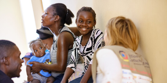Ein Mädchen in Haiti wartet auf ihren Arztbesuch und spricht mit einer Journalistin aus Deutschland