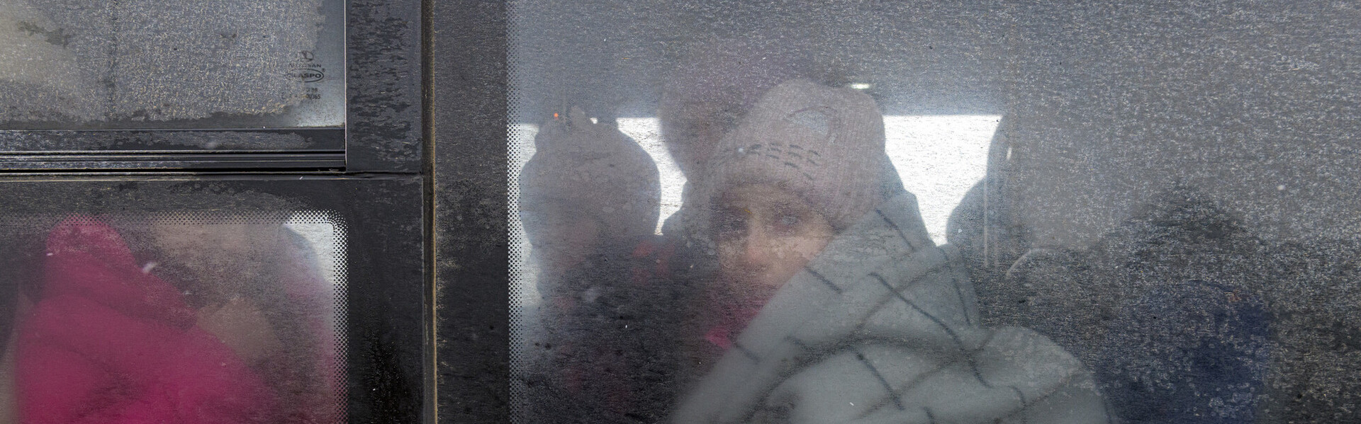 Eine Frau aus der Ukraine in einem Bus an der polnischen Grenzen