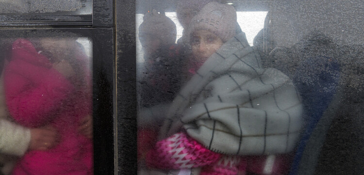 Eine Frau aus der Ukraine in einem Bus an der polnischen Grenzen Eine Frau aus der Ukraine in einem Bus an der polnischen Grenzen