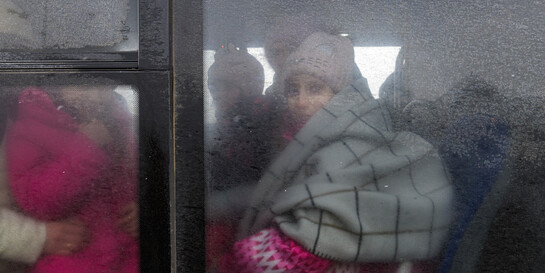 Eine Frau aus der Ukraine in einem Bus an der polnischen Grenzen