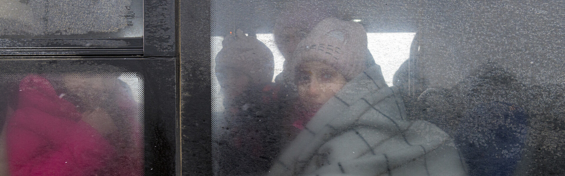 Eine Frau aus der Ukraine in einem Bus an der polnischen Grenzen
