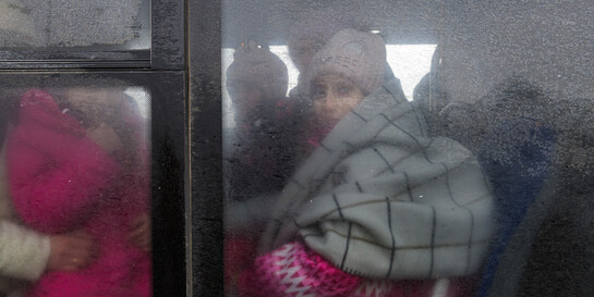 Eine Frau aus der Ukraine in einem Bus an der polnischen Grenzen