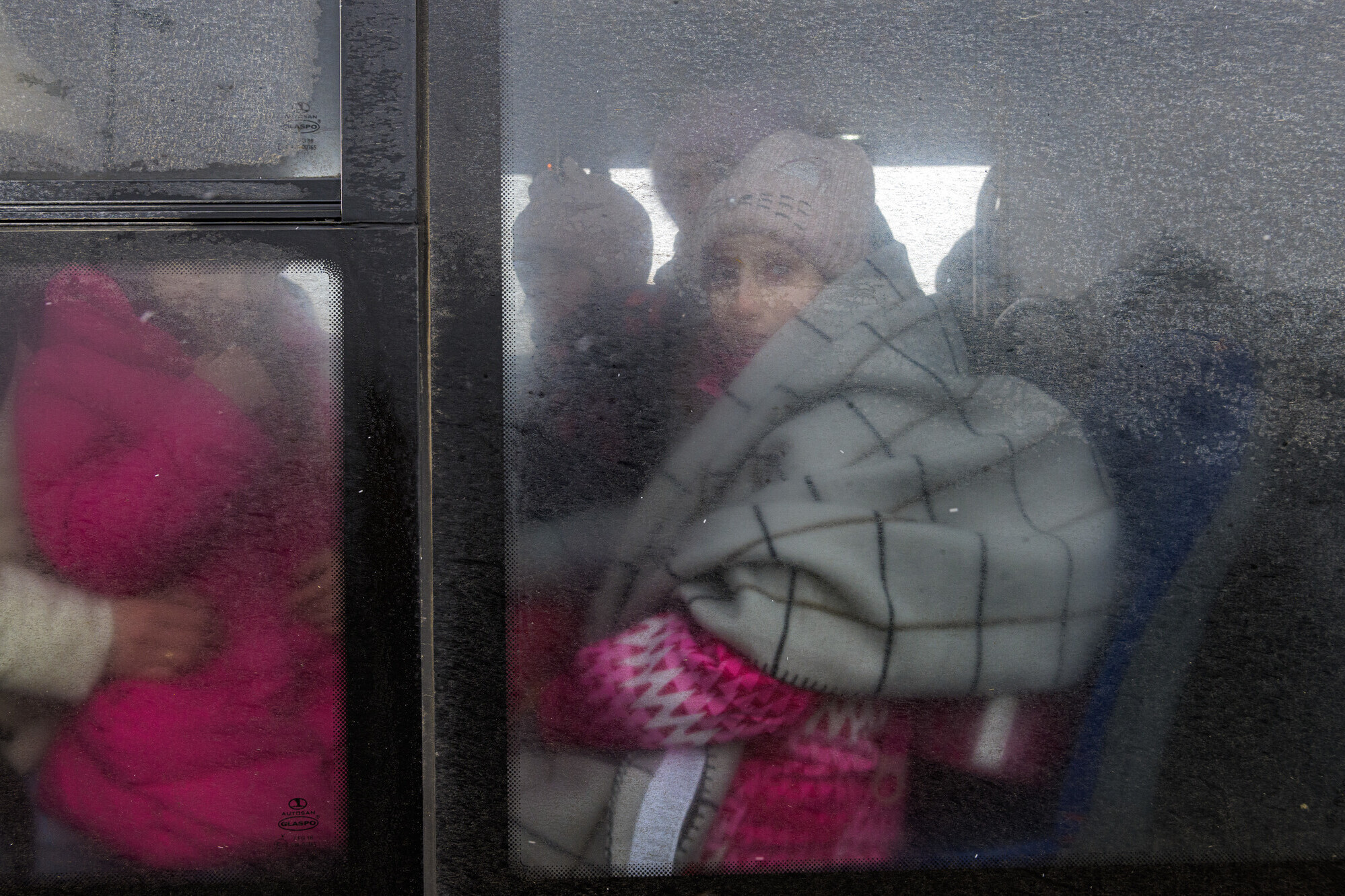 Eine Frau aus der Ukraine in einem Bus an der polnischen Grenzen