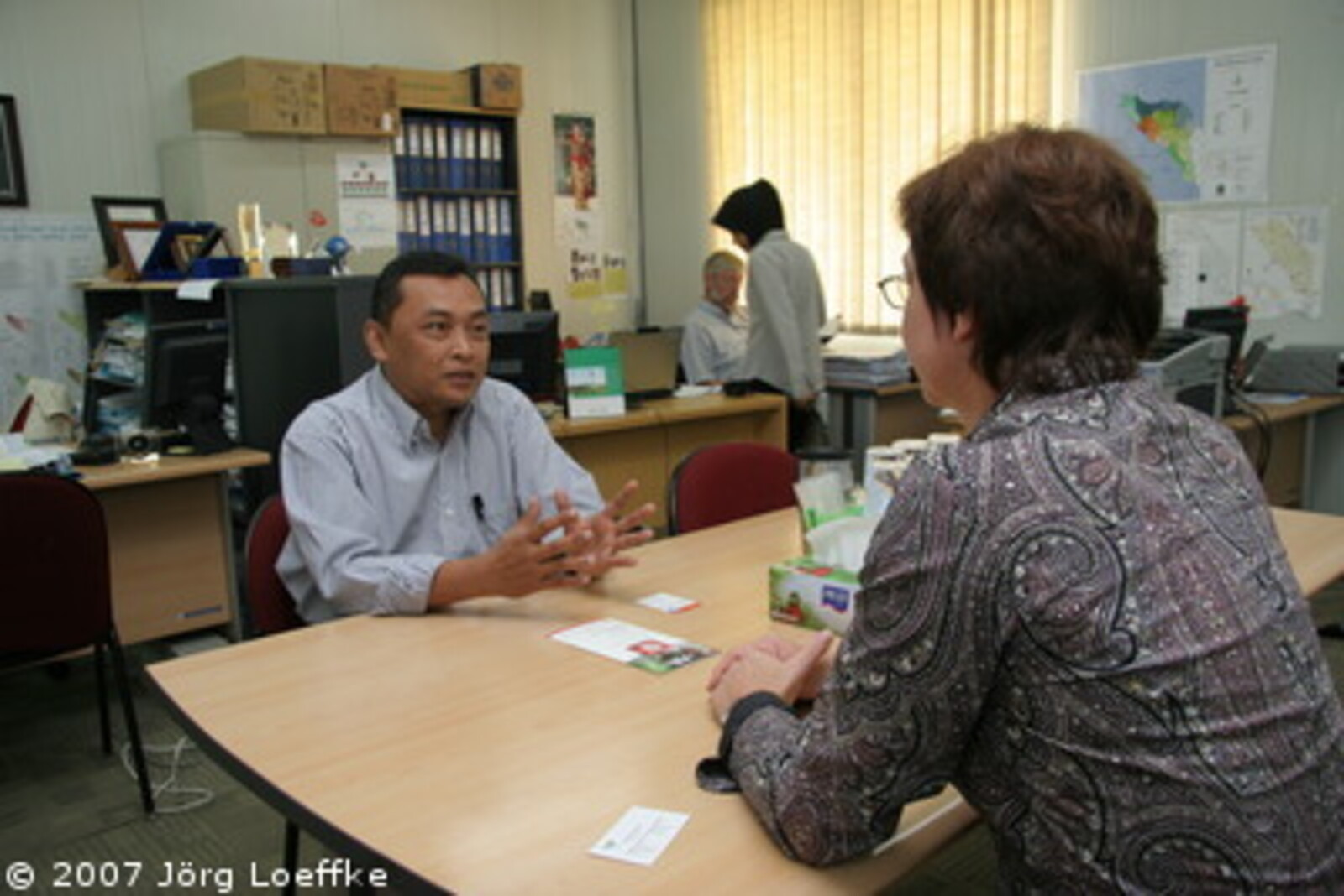Tsunami-Hilfe Indonesien: Manuela Roßbach Geschäftsführerin von Aktion Deutschland Hilft im Gespräch mit Eddy Purwanto Chief Operating Officer BRR (indonesische Wiederaufbaubehörde)