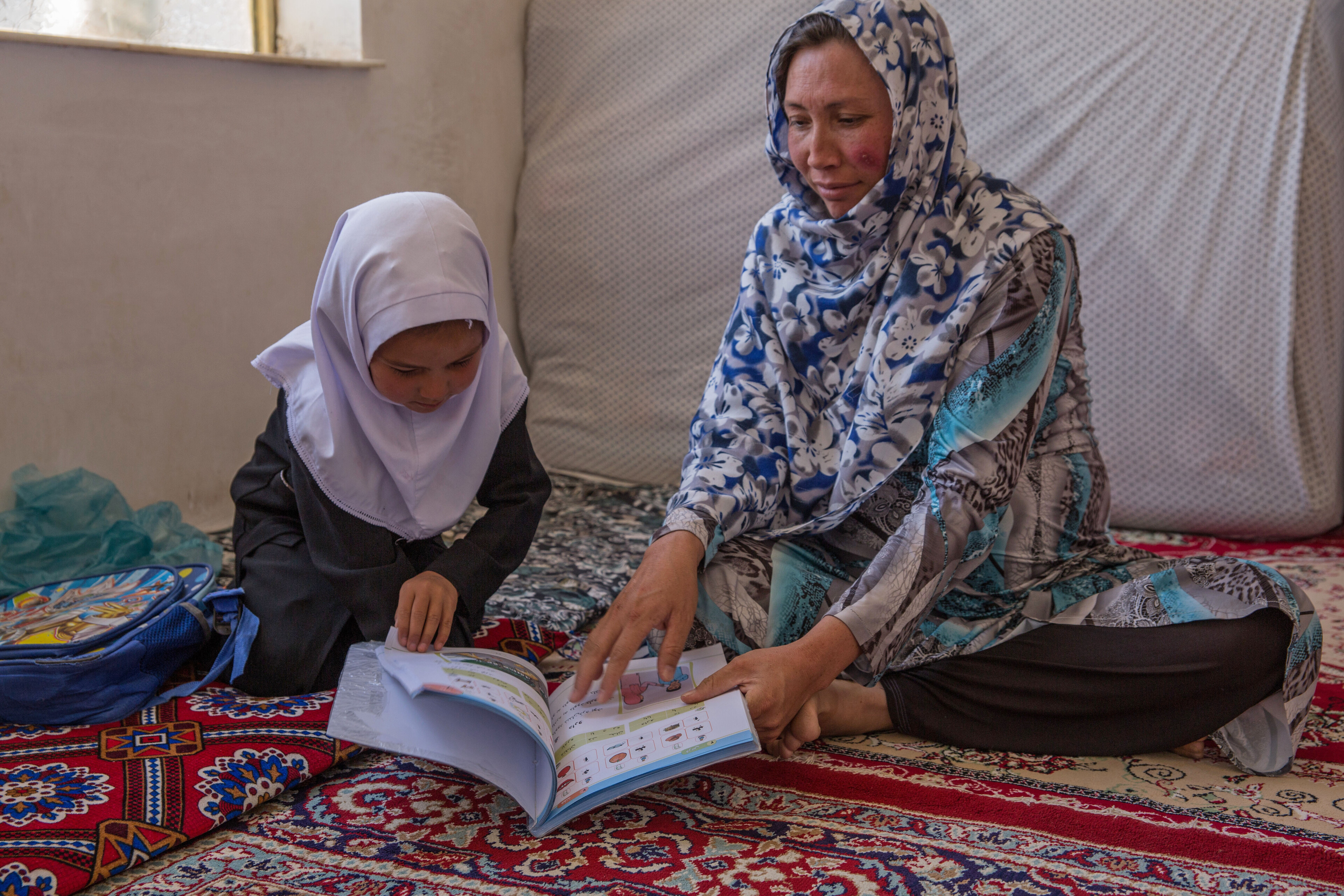 Fatima und ihre Tochter Nikbar lesen gemeinsam Fatima und ihre Tochter Nikbar lesen gemeinsam
