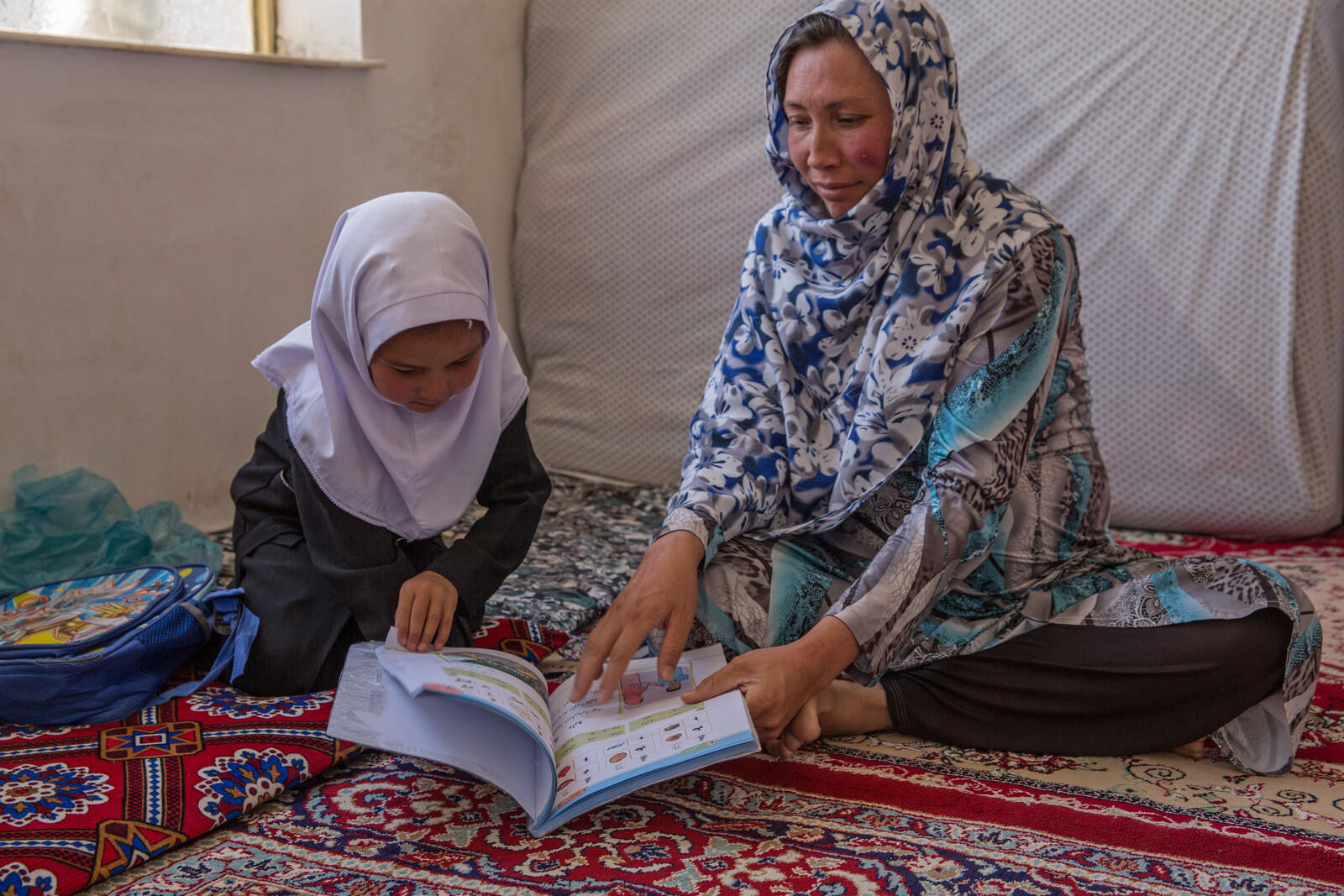 Fatima und ihre Tochter Nikbar lesen gemeinsam