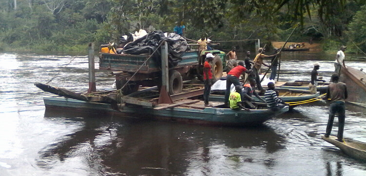 Der Medikamententransport in der DR Kongo erfolgt auf Kanus und Booten