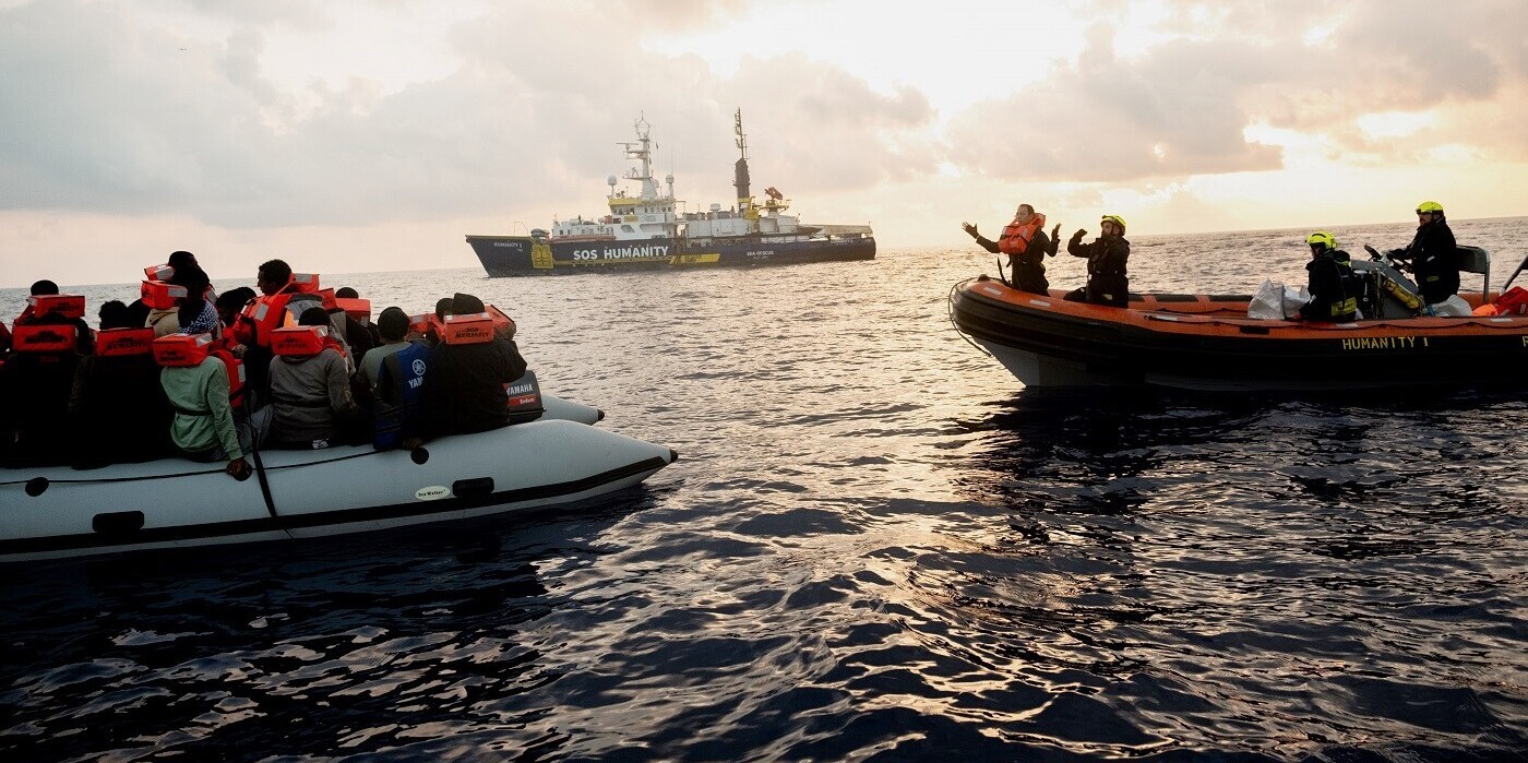 Das Rettungsschiff Humanity 1 rettet Geflüchtete in den internationalen Gewässern zwischen Italien, Libyen und Tunesien vor dem Ertrinken