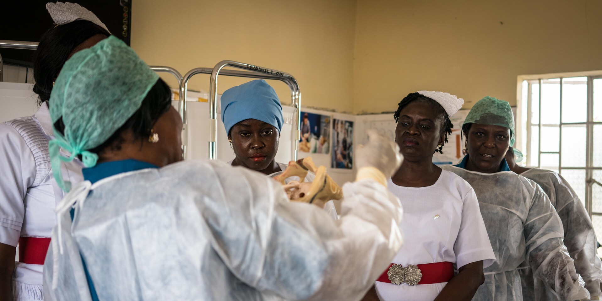 Hebammen in Sierra Leone lernen den Geburtsablauf