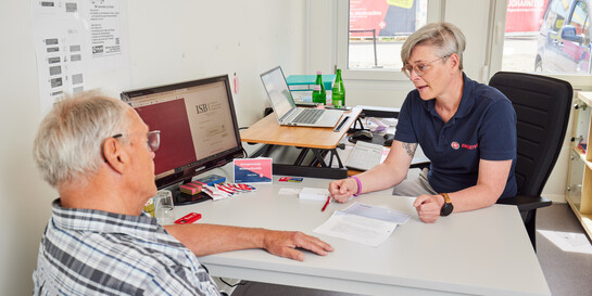 Hilfe nach dem Hochwasser: Beratung in einem Fluthilfebüro