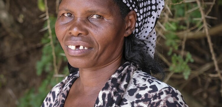 Doris Mulanda gehört zu einer Selbsthilfegruppe in Kenia und hat einen Sanddamm mitgebaut Doris Mulanda gehört zu einer Selbsthilfegruppe in Kenia und hat einen Sanddamm mitgebaut